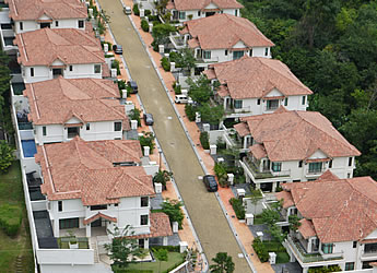 マレーシア不動産　建ち並ぶセミ・ディタッチ住宅