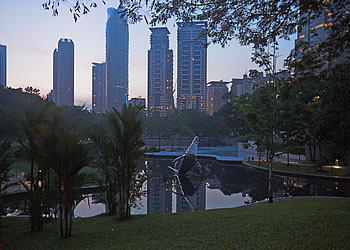 マレーシア不動産　早朝のKLCC公園